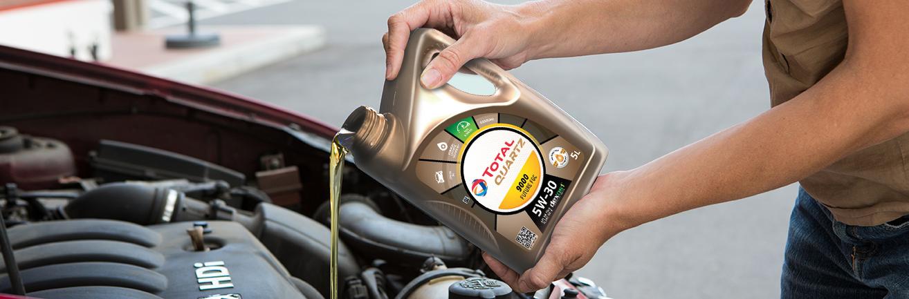 Dopĺňanie motorového oleja do automobilu