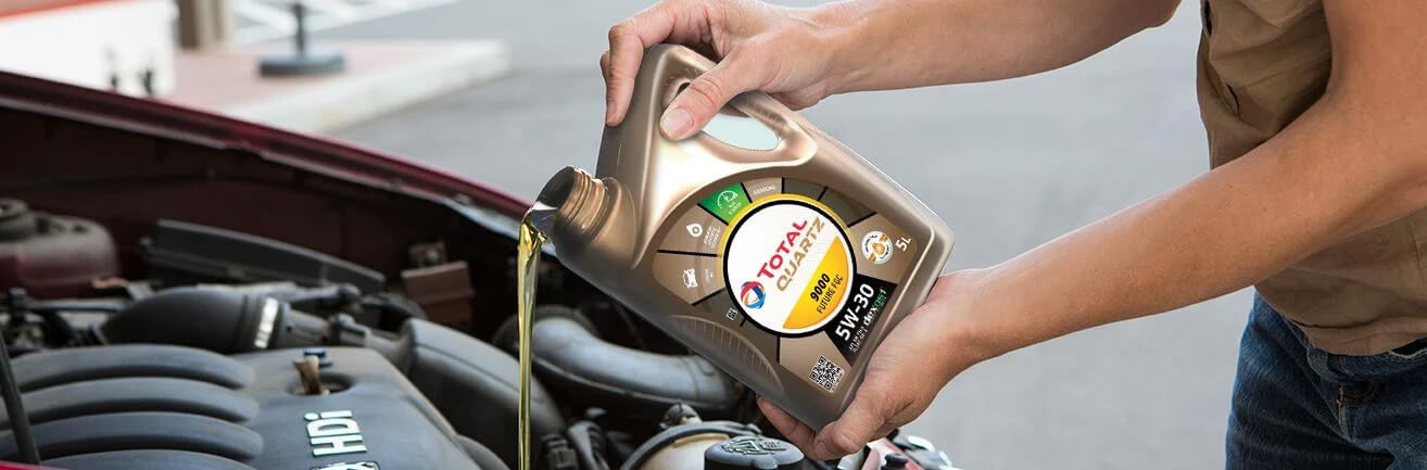Doplňovanie motorového oleja do automobilu