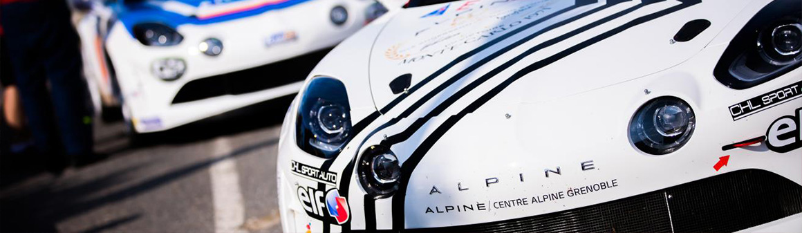 Predky dvoch bielych pretekárskych áut Alpine