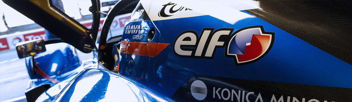 Detail boku modrého pretekárskeho auta s logom Elf