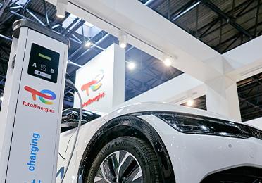 Elektromobil sa nabíja na nabíjačke TotalEnergies