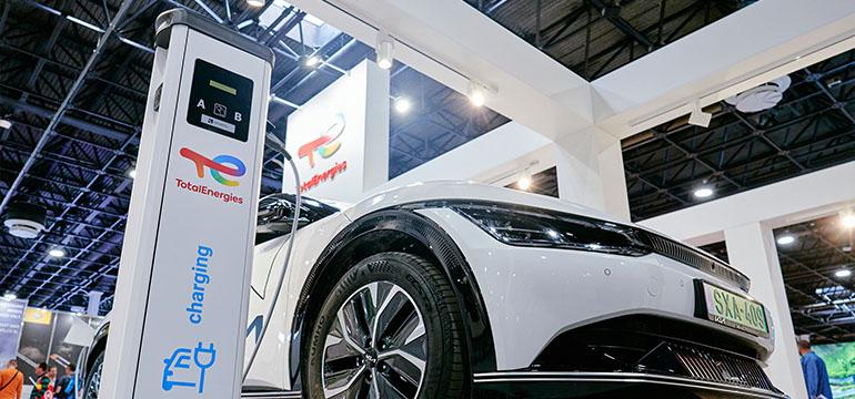 Vystavený elektromobil KIA EV6 zaparkovaný vedľa nabíjačky TotalEnergies