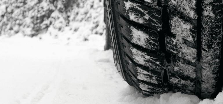 Pneumatika automobilu s obsahom zmäkčovadiel Plaxone a Plaxolene pokrytá snehom