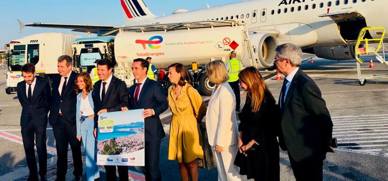Zástupcovia spoločností TotalEnergies a Air France pred lietadlom na letisku v Nice vo Francúzsku