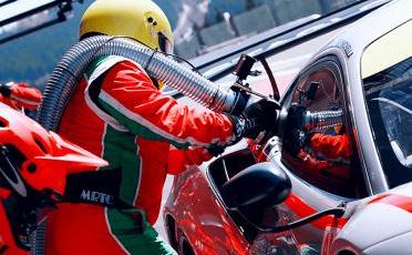 Pretekárske vozidlo Le Mans v pitstope čerpá obnoviteľné palivo Excellium Racing 100