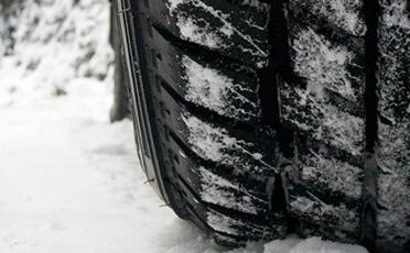 Pneumatika automobilu s obsahom zmäkčovadiel Plaxone a Plaxolene pokrytá snehom