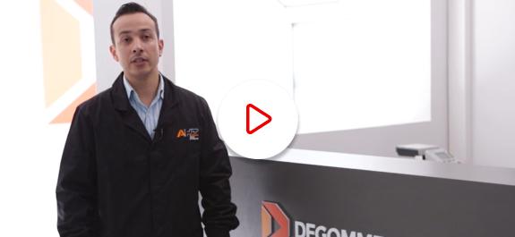 Záber z videoreferencie: zamestnanec firmy Degomme Boccard
