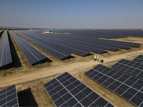Solárne panely, fotovoltaické panely, Adani Green Energy Limited, fotovoltaický panel, energetická transformácia, solárna energia, obnoviteľná energia