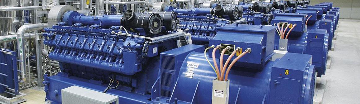 Rad veľkých modrých plynových motorov v továrni