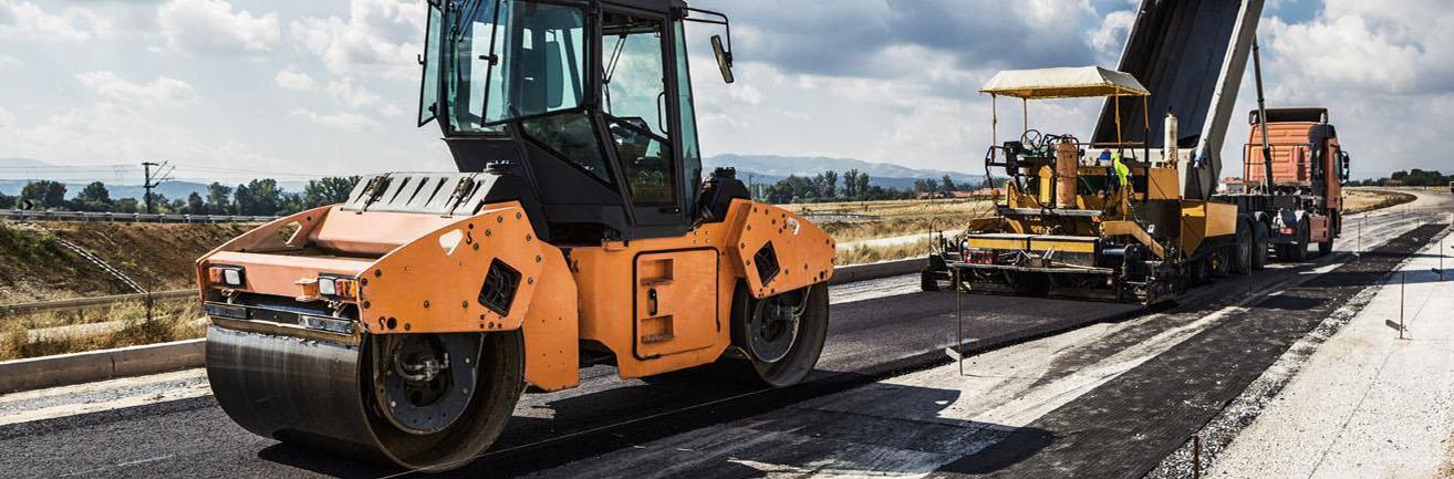 Stavebné stroje pokladajú asfalt na cestu
