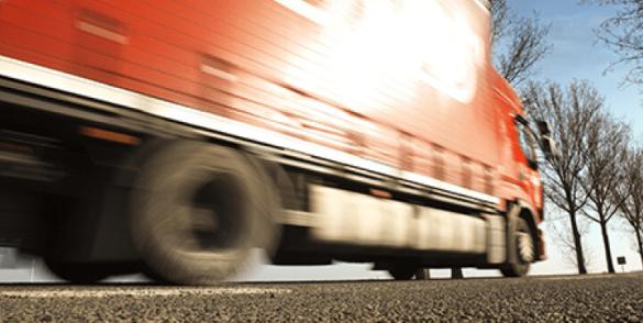 Červený nákladný automobil idúci po asfalte MODULOTAL